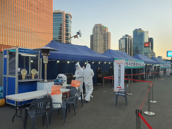 Temporary screening clinic set up in front of Seoul Station on the 14th. Reporter Moonhee Wi