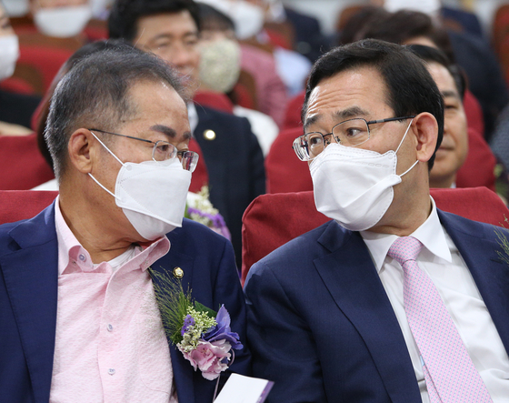 Hong Joon-pyo (left), independent member of the legislator, and Joo Ho-young, representative of the National Force.  News 1