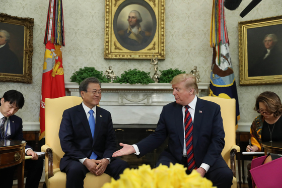 Ahead of the Korea-US summit held at the White House in April last year, President Moon Jae-in and US President Donald Trump are in conversation. [청와대사진기자단]