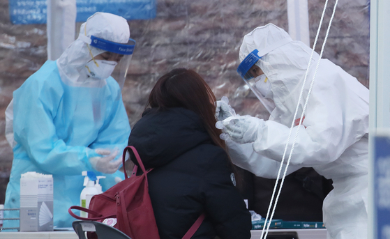 On the 16th, citizens who visited the Corona 19 Detection Clinic of the Dongnae-gu Health Center in Dongnae-gu, Busan, are testing for a new coronavirus infection (Corona 19).  News 1