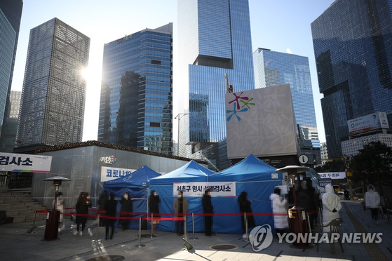 On the morning of the 16th, citizens line up to be examined at a temporary control office near Gangnam Station in Seoul.  Yunhap news