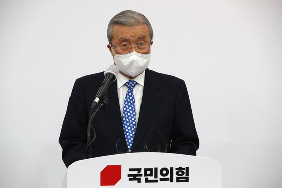 People's power Kim Jong-in, president of hypertrophy, apologizes to the public regarding former presidents Lee Myung-bak and Park Geun-hye at the National Assembly on the morning of the 15th. Reporter Oh Jong-taek