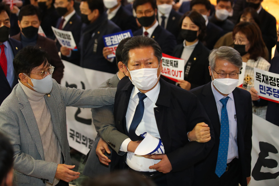 In addition, the Democratic Party legislator, Chung Cheong-rae, argued with members of the People's Power who protested with a picket in front of the main hall of the National Assembly on the afternoon of the 10th, and the legislators were arrested.  Yunhap news