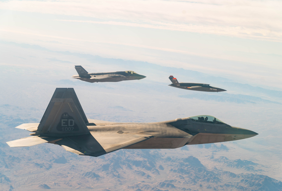 U.S. drones fly alongside stealth fighters…  Unmanned fighter era strides