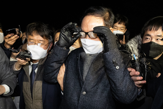 Jeong Han-jung, the head of the prosecutor's disciplinary committee (professor at Hankuk University of Foreign Studies, School of Law), leaves the government building after the prosecution and discipline committee's second deliberation against Attorney General Yoon Seok -yeol at the Gwacheon government office in the early morning of the 16th. News 1