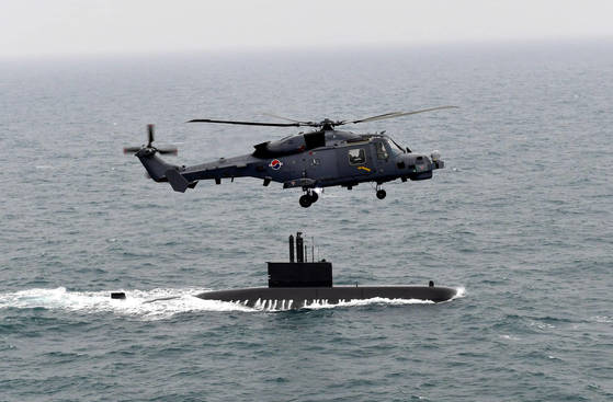 The maritime operation helicopter 'Wildcat' (AW-159) is engaged in maritime operations with a naval submarine. [해군 제공]