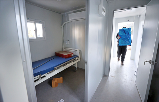 On the 14th, a temporary container bed is being installed in the vacant lot of the Seoul Medical Center in Jungnang-gu, Seoul to secure a bed for a new coronavirus infection (Corona 19).  Yunhap news