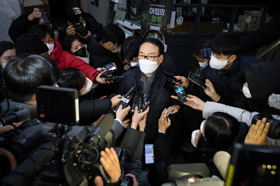 Jeong Han-jung, the head of the District Attorney's Discipline Committee (Professor at Hankuk University of Foreign Studies, School of Law), leaves the government building after the second deliberation of the District Attorney's Disciplinary Committee against Attorney General Yoon Seok-yeol at the Gwacheon Government Complex in the early morning of the 16th, answering questions from reporters. [뉴스1]