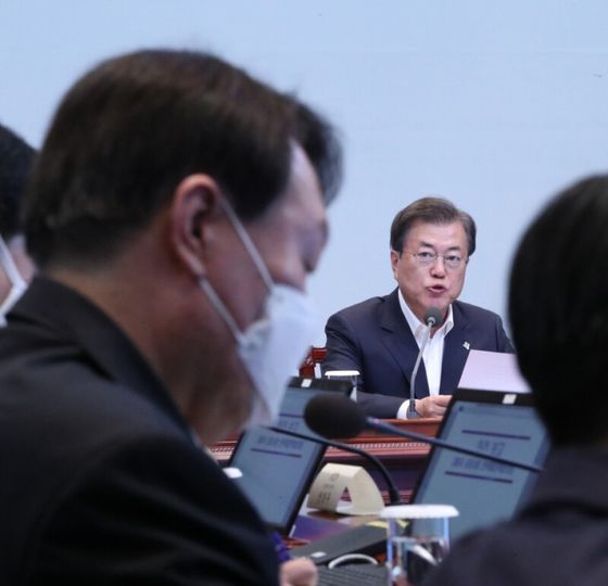 President Moon Jae-in is speaking while looking at Attorney General Yoon Seok-yeol at the 6th Fair Society Anti-Corruption Policy Council held at the Blue House on the afternoon of the 22nd. [연합뉴스]