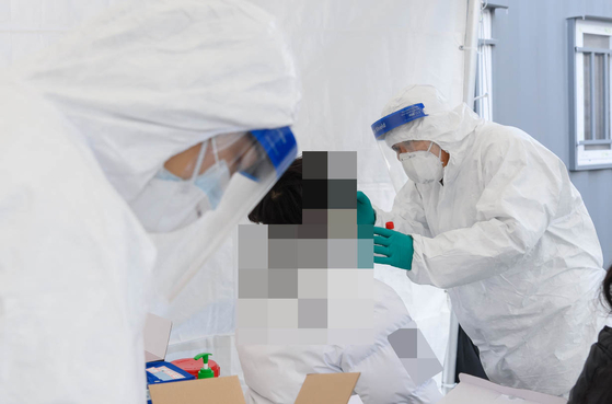 A medical staff taking samples in a temporary screening laboratory.  Yunhap news