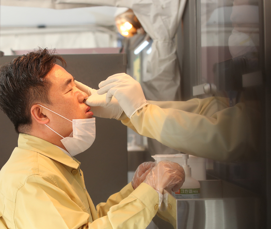 Seoul Mayor Seo Jeong-hyup is undergoing a rapid antigen test at the Seoul Plaza Corona 19 Temporary Detection and Inspection Center set up in Seoul Plaza in front of Seoul City Hall on the afternoon of the 17th. News 1