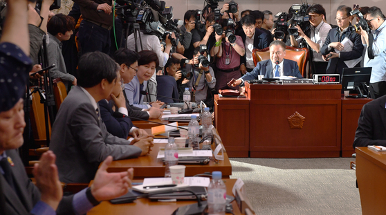 On April 29, 2019, Lee Sang-min, chairman of the Special Committee on Judicial Reform, introduced bills such as the High-Level Officer Crimes Investigation (KAI) bill and the reconciliation for the investigation of the fair prosecutor at the Plenary Meeting of the Special Committee on Culture, Sports and Tourism in Yeouido, Seoul.  And he's hitting the hammer. [김경록 기자]