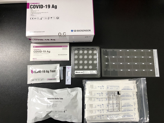 Complete kit for rapid antigen diagnosis.  One box contains a quantity that can be inspected by 25 people.  The diagnostic kit includes diagnostic tools reminiscent of a pregnancy test machine and sterile cotton swabs.  Journalist Chae Hye-seon