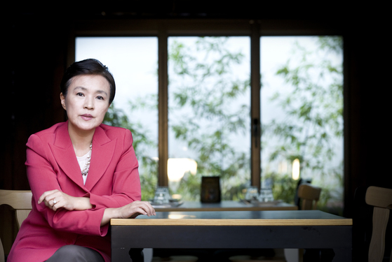 Former Justice Minister Kang Geum-sil is looking out the window for a while during an interview with JoongAng Ilbo in 2012. [중앙포토]