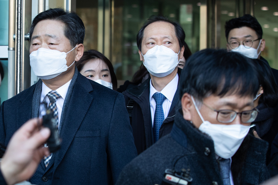 On the 30th of last month, lawyers Lee Wan-gyu (center) and Lee Seok-woong (left), lawyers of the Ministry of Justice, and Lee Ok-hyung (right), lawyers of the Ministry of Justice in the Administrative Court of Seoul, after the end of the interrogation date on the stay of execution.  It is coming out. [뉴스1]