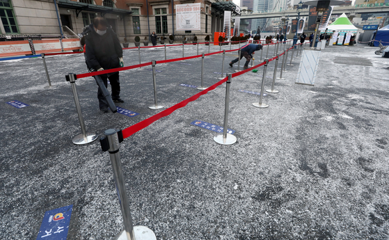 On the morning of the 18th, officials from the detection clinic are carrying out snow removal work at Seoul Station Square in Jung-gu, Seoul, which froze after snow on the 17th. News 1