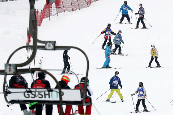 On the 6th, a user wearing a mask walks through the snow at the Elysian Gangchon Ski Resort in Chuncheon, Gangwon-do.  News 1