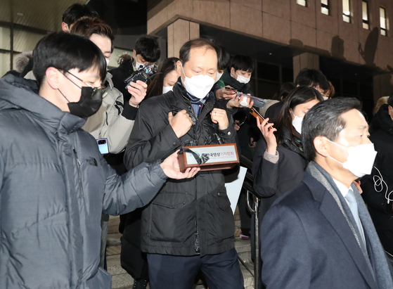 On the afternoon of the 15th, when the second deliberation of the Prosecutors' Disciplinary Committee against Attorney General Yoon Seok-yeol took place, attorney Wan-kyu Lee, Yoon's special counsel, leaves the Ministry of Justice. [뉴스1]