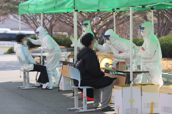 On the morning of the 25th of last month, students are being screened for Corona 19 at the new coronavirus infection (Corona 19) screening clinic installed at Cheongju High School in Heungdeok-gu, Cheongju-si, Chungcheongbuk-do.  Yunhap news