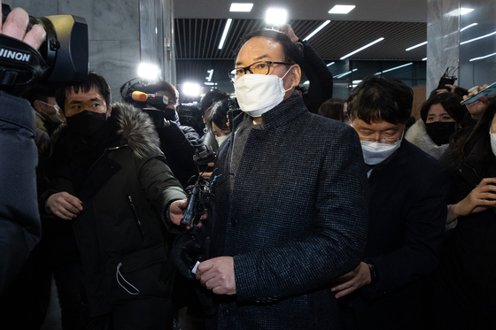 Jeong Han-jung, the head of the prosecutor's disciplinary committee, leaves the office of the Ministry of Justice after making the decision to suspend President Yoon Suk-yeol for two months in the early morning of the 16th. [뉴스1]