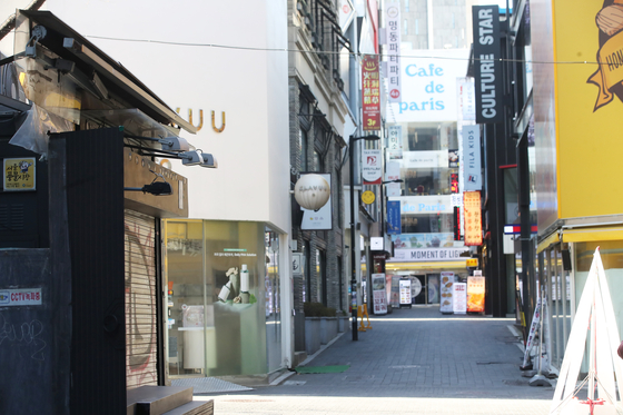 Stores in Myeong-dong, Seoul, are showing a busy appearance on the afternoon of the 17th, while the government is considering raising the stage of social distancing for the third pandemic due to the new coronavirus infection (Corona 19).  Yunhap news