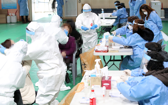 On the morning of the 17th, workers at the social welfare facilities are being tested for a new coronavirus infection (Corona 19) at the Bomnae Gymnasium in Chuncheon, Gangwon.  Yunhap news