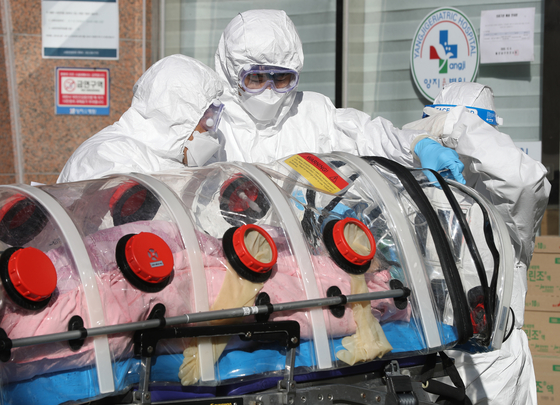 On the afternoon of the 17th, medical staff and 119 paramedics in front of Yangjiyoyang Hospital in Nam-gu, Ulsan are transferring a confirmed patient with a new coronavirus infection (Corona 19) to an ambulance.  Yunhap news