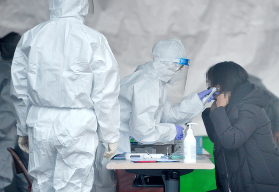 On the 13th, medical personnel are examining citizens at Corona 19 Screening Clinic at a public health center in Cheongju, Chungbuk.  Freelancer Seongtae Kim