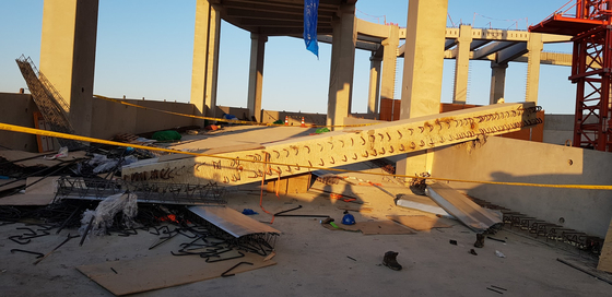 On the morning of the 20th, a floor collapsed at the construction site of a distribution warehouse in Pyeongtaek, Gyeonggi-do, and five workers who were working on the sixth floor fell to the fifth floor, 10 meters below.  Three people died and two were seriously injured in this accident.  Pyeongtaek Fire Station