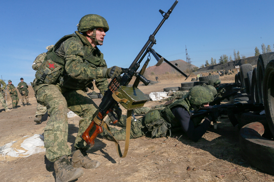 친러시아 민병이 기관총 사격 훈련을 받고 있다. 러시아는 2014년부터 크림반도를 놓고 우크라이나와 영유권 분쟁을 벌이고 있다. 러시아가 직접 나서지 않고 친러시아 민병과 러시아군과 연계한 용병을 동원하고 있다. 이처럼 러시아는 정식 선전포고를 하지 않고 배후에서 조정하는 복합전쟁을 벌이고 있다. [EPA=연합]