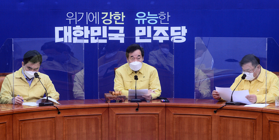 Lee Nak-yeon, the representative of the Democratic Party (center), speaks at the Supreme Council meeting held at the National Assembly in Yeouido, Seoul on the 18th. Domestic representative Kim Tae-nyeon (right) referred to the assertion of that People's Strength leadership failed to secure the Corona 19 vaccine on this day. 