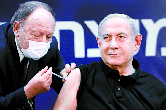 On the same day, Israeli Prime Minister Benjamin Netanyahu received a Pfizer vaccine at the Shiva Medical Center near Tel Aviv.  To reduce public anxiety about the vaccine, Prime Minister Netanyahu broadcast the vaccination process live. [로이터=연합뉴스]