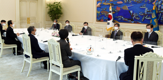 President Moon Jae-in listens to remarks from Central Election Commissioner Roh Jeong-hee at the 'Five Factors Invitation Meeting' held at the Blue House on the morning of the 22nd. Blue House photo reporters