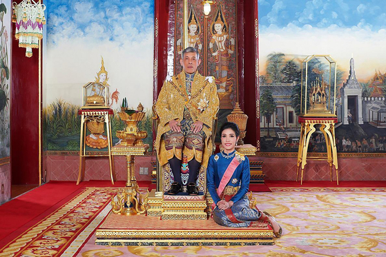 King of Thailand and Sininat Wongwachira Parkdi.  AP = Yonhap News