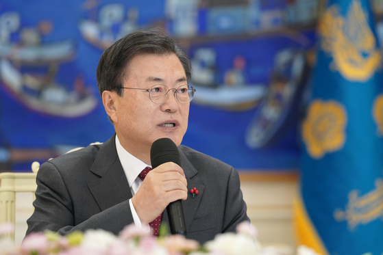 President Moon Jae-in is speaking at a five-factor invitational meeting held in the main building of the Blue House on the 22nd. News 1