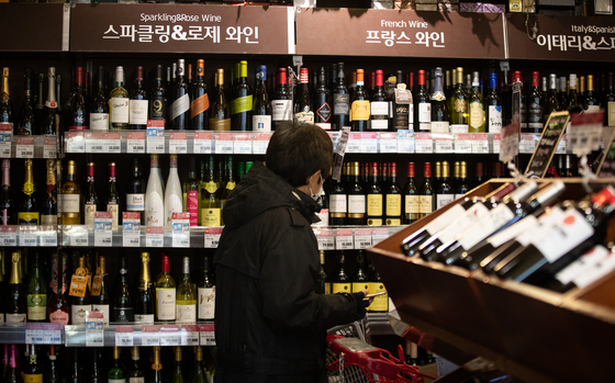 서울시내 한 대형마트에서 고객이 와인을 살펴보고 있다. 코로나19 확산 여파로 다중이용시설의 출입과 영업이 제한되자 '홈파티'가 연말 모임 트렌드가 되고 있다. 뉴스1