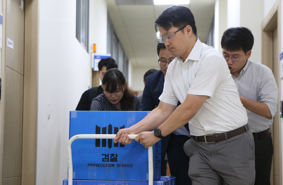 On August 27, 2019, the prosecution is moving a box after a seizure search at the Pusan ​​National University Hospital Graduate School of Medicine School of Nursing in Yangsan, Gyeongsangnam-do.  Yunhap news