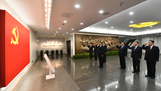 2017년 시진핑 주석과 정치국 상무위원 전원이 상하이 공산당 창당 기념관에서 입당 선언을 하고 있다. 2021년 창당 100주년을 기념하는 열병식 개최 여부가 주목된다. [신화통신]