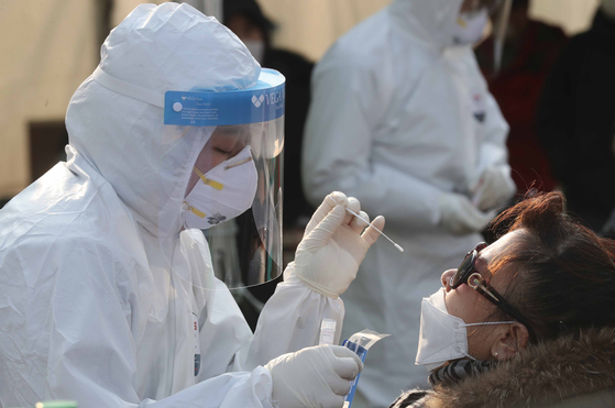 On the morning of the 22nd, a citizen is collecting specimens at the Corona 19 Temporary Screening Test in front of the Seoul Station in Yongsan-gu, Seoul.  Reporter Kim Sang-sun