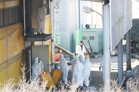 On the 17th, quarantine authorities officials are killing a laying hen farm in Hwaseong-si, Gyeonggi-do, where the avian influenza type H5 (AI) antigen was detected.  It is not relevant for this article.  Yunhap news