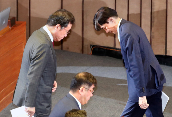 On October 1 last year, as the president of the main assembly of the National Assembly, then-Prime Minister Lee Nak-yeon (left) and former Justice Minister Cho Kook, who finished their answer, they come across the head bowed. [뉴스1]