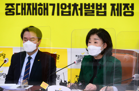 Justice Party lawmaker Shim Sang-jeong (right) at the party's standing committee held at the National Assembly in Yeouido, Seoul, on the morning of the 24th, reveals the party's ineligible argument against candidate Byeon Chang-heum of the Minister of Land, Infrastructure and Transport.  On the left is Kim Jong-cheol, chairman of the Justice Party.  Yunhap news