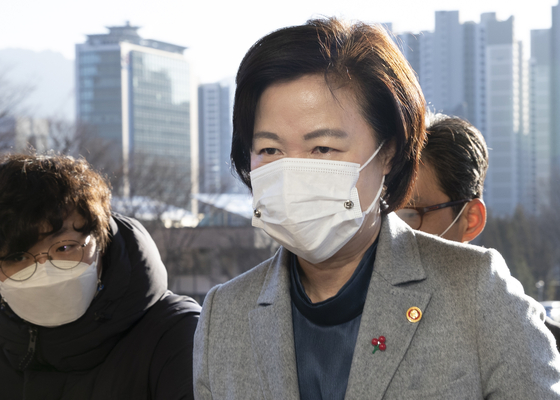 Justice Minister Chu Mi-ae is on the morning of the 14th to go to the Gwacheon Government Complex in Gyeonggi Province.  Reporter Lim Hyun-dong / 20201214