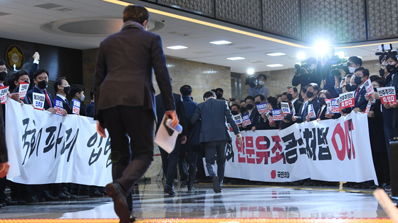 Members of the People's Power for the members of the Democratic Party who entered the plenary session at the entrance of the main assembly hall of the Yeouido National Assembly on the 10th. 