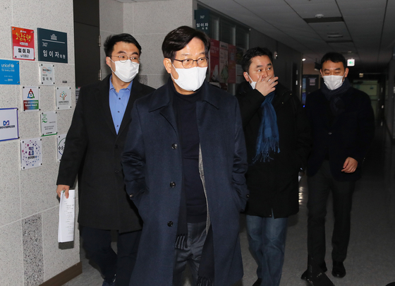 The members of the Democratic Party, Kim Nam-guk (from left), Shin Dong-geun, Kim Jong-min and Kim Yong-min, who are members of the Legislative Judicial Committee of the National Assembly, are entering Lee's office for an emergency closed meeting with the representative of the Democratic Party Lee Nak-yeon that took place in the National Assembly Hall on the 25th. On this day, the participants agreed to push for the reform of the tax system without respite, and decided launch the TF tax reform within the party.  Yunhap news