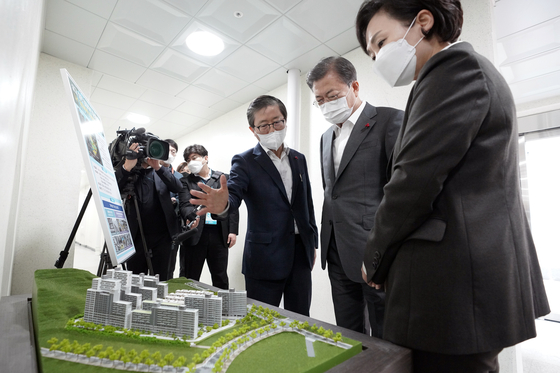 On the morning of the 11th, President Moon Jae-in is speaking with Kim Hyun-mi, Minister of Land, Infrastructure and Transport, and candidate Byeon Chang-heum of the Ministry of Land, Infrastructure and Transport (president of LH at that time moment) at Dongtan Public Rental Housing, a memorial complex of 1 million LH rental homes in Hwaseong-si, Gyeonggi-do.  Yunhap news