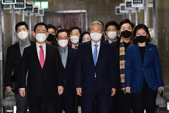 Non-committee officials, such as Kim Jong-in, Chairman of the People's Power Emergency Response Committee, and Ho-young Joo, are attending the emergency response committee meeting held at the National Assembly on the 24th. Reporter Oh jong-taek