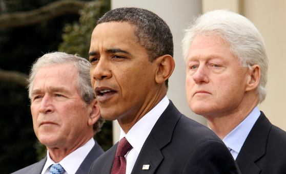 At the end of his term, the results of the poll on President Trump are said to contrast sharply with the assessment received by former President Barack Obama (center), his predecessor.  Former Presidents George W. Bush (left) and former President Bill Clinton were present at the White House announcement about the 2010 earthquake in Haiti. [로이터=연합뉴스]