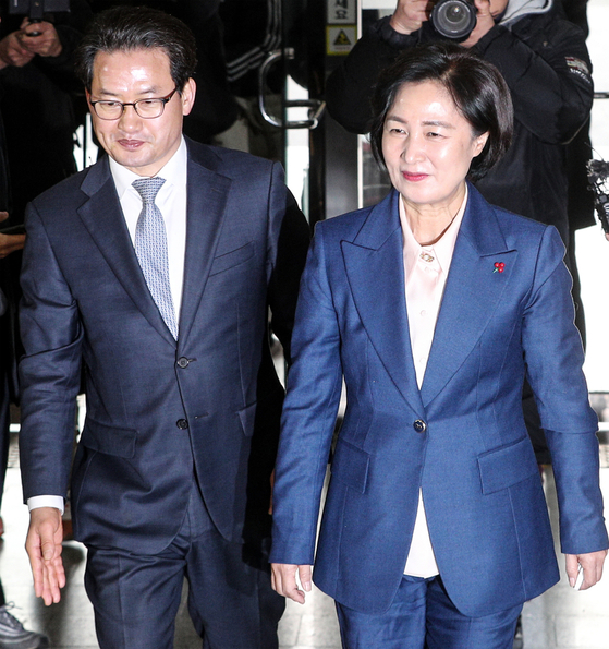 Justice Minister Choo Mi-ae (right) and Sim Jae-cheol, Attorney General of the Department of Justice.  The photo shows a Chu Mi-ae candidate heading to work for the first time on December 9 last year at the South Seoul Compliance Support Center. [뉴스1]