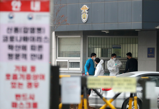 On the afternoon of the 23rd, officials in protective clothing are busily moving around the East Seoul Detention Center in Songpa-gu, Seoul.  Newsis